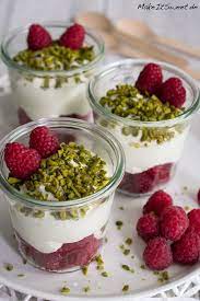 Desserts im glas bestehen sehr oft aus verschiedenen schichten. Einfaches Himbeere Pistazien Dessert Im Glas Rezept Makeitsweet De Pistazien Dessert Pistazien Dessert Im Glas