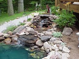 25 Ideen Fur Gartenbrunnen Und Springbrunnen Tipps Fur Materialauswahl Gartenbrunnen Wasserfall Garten Gartenteich