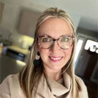 Elizabeth Raley's Instagram, Twitter & Facebook