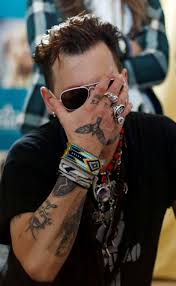 Johnny depp has a number of tattoos that honor people he loves. Johnny Depp So Sehr Hasst Er Amber Heard Gala De
