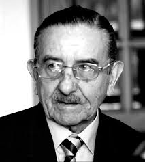 En mi ocaso aún deliro. Con muchos años de andar senda médica en Honduras,  con logros, con amarguras con un constante impulsar que me induce a  conquistar esa eterna claridad de la