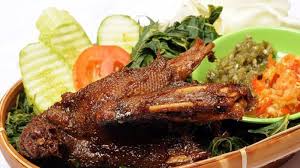Sementara untuk perbedaan rasa, biasanya bebek madura ini punya bumbu yang lebih pedas dibandingkan bebek surabaya. Harga Menu Bebek Sinjay Harga Menu
