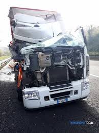 In seguito all'incidente è stato chiuso il tratto compreso tra ceprano e. Brutto Incidente In A1 Distrutta Una Motrice Di Un Tir Miracolato L Autista