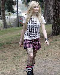 At sixteen, she moved to manhattan and began work on her debut album. Little Black Avril On Instagram Cute Avrillavigne Avrilramona Avrilfan Avrilphotos Avrilforever Avril Lavigne Style Avril Lavigne Avril Lavingne