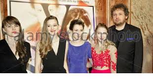 Terezu už od malička bavilo divadlo a herectví, takže pro nikoho nebylo překvapení, že v roce 2011 nastoupila na janáčkovu konzervatoř v ostravě. L R Actresses Tereza Tezka Anezka Pithartova Sabina Dlouha And Director Vit Klusak Pose Within A Premiere Of Their Documentary Film Caught In The N Stock Photo Alamy