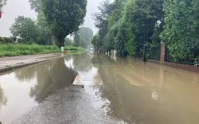 Unwetter in deutschland „straßen sind überflutet, keller vollgelaufen, autos wurden weggespült in karlsbad im kreis karlsruhe steht das wasser in einem stadtteil bis zu 70 zentimeter hoch. Gap3anuldi 3ym