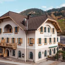 Two classic bar room topics with no finite answers. Postwirt Junger Wirt In Traditionellem Haus Salzburgerland Magazin