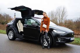 The long range model offers up to 360 miles of estimated driving range and still feels mighty quick thanks to the immediacy of the electric motors' power delivery. Tesla Model X Das E Suv Mit Coolness Faktor