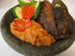 Jika sudah panas, masukan cabe merah, tomat, bawang merah/putih, kemiri, terasi, kacang mete, dan cabe rawit. Peluang Usaha Pecel Lele Lamongan Dan Analisa Usahanya