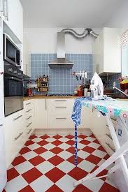 White Cupboards In A Kitchen With A Red And White Harlequin Floor Plitki Dlya Kuhni Plitka Kuhnya