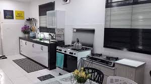 Yuk cobain salah satu desain dapur minimalis favorit bunda disini. Wanita Ini Kongsi Deco Dapur Guna Konsep Bnw Giler Deco