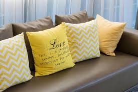 Capa De Almofada Amarela E Cinza Almofadas Para Sofa Marrom Como Escolher 45 Modelos Almofadas Para Sofa Marrom Sofa Marrom Almofadas Amarelas