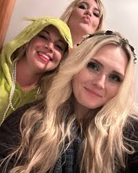 There's something to be said about the feeling you get while watching a  young horse progress from the inside of a lunging circle. Today ➡️➡️➡️ Day 1