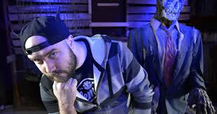 Aaron Gundersen creates Haunted Victorian Parlor for Halloween