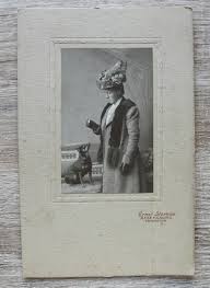 The economic depression and anxious times partly lead up to wwii. Ansichtskarten Design Kunst Kabinett Foto Auf Karton Regensburg 1900 1930 Foto Atelier Ernst Sternke Peterstor Frau Hut Mode Hund Mantel