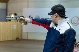 He won the silver medal in the men's 50 meter pistol at the 2004 summer olympics, his first olympic competition. Olympic Champion Jin Secures Gold And World Record At Home Issf World Cup