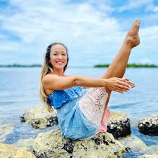 Yoga journal publishes its first issue and in 1975 the first issue of yoga journal was published: Kinoyoga