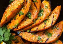 Les Patates Douces Grillees Sur Le Barbecue Avec Une Petite Sauce Recipe Food Bbq Grilling