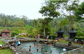 Pemandian air hangat candi umbul buka mulai pukul 06.00 hingga pukul 17.00 dan tutup setiap hari kamis karena air kolam dikuras. Nineteendy S Wisata Pemandian Air Panas Candi Umbul Magelang