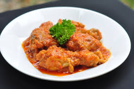 Tumis bawang bombai, serai, pekak, dan kayu manis dalam wajan bekas menggoreng ayam hingga harum. Resepi Ayam Masak Merah Nek Som