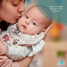 Besar a tu bebé cambia tu leche materna! 👉🏻¿Sabías que la innegable  necesidad de cubrir de besos a tu bebé tiene un propósito biológico? Cuando  una madre besa a su bebé, toma