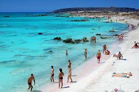 When the weather is fine it is possible to walk to the island through the shallow water. Tagesausflug Nach Elafonisi Von Chania Kreta 2021