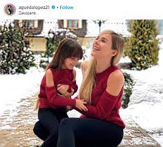 Mikaela is also well known as, first child of the despacito singer luis fonsi and spanish model agueda lopez. Agueda Lopez Y Su Hija Comparten La Pasion Por El Yoga Tienes Que Verlas Photo 1