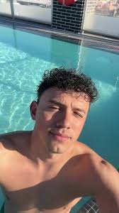 Ando aburrido en una escala de 20 horas ayudaaaa 🛫