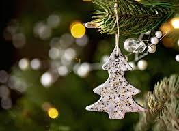 Christmas trees decorated in one color also look stylish. Eadtdwawrzbw1m