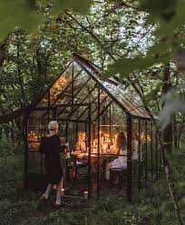 Dieses Gewachshaus Wird Als Gartensaal Fur Partys Mahlzeiten Und Geselligkeit Genutzt Perfekt Fur Krebse Glass Green House Garden Art Sculptures Garden Room