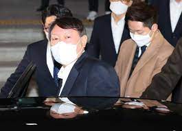 윤석열 검찰총장이 방문한 대구고검·지검 앞에 3일 윤 총장 지지 화환이 줄지어 세워져 있다. Vrhb59qydkzeym