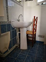 Le coût d'une rénovation de salle de bain dépend de la surface de la pièce, de la complexité des travaux de plomberie, et de la gamme de matériaux et équipements à installer. Jouannet Energies Renovation De Salle De Bain Nantes
