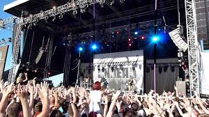 Rock for people (výslovnost rɒk fə(r) ˈpiːpl, amer rɑːk) je jeden z největších českých rockových hudebních festivalů. Hollywood Undead Hear Me Now Live Rock For People 2015 Youtube