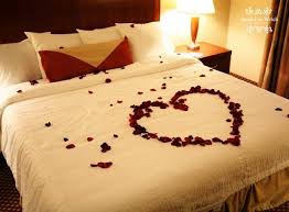 Romantik schlafzimmer hochwertiges romantisches schlafzimmer komplett mit schrankelementen, doppelbett und kronleuchter zu verkaufen. Romantische Schlafzimmer Dekoration Fur Die Hochzeitsnacht Alle Dekoration Wedding Hotel Room Wedding Night Room Decorations Wedding Night