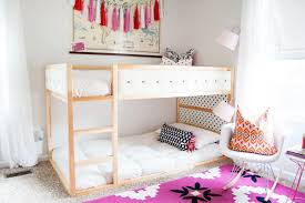 In più, con un po' di fantasia, tessuti drappeggiati e comodi cuscini si trasforma in una tana segreta o in una capanna dove i bambini possono rifugiarsi per inventare giochi sempre nuovi. Letti Castello Ikea Pratici E Funzionali