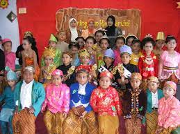 Cheongsam adalah pakaian wanita dengan corak bangsa tionghoa dan menikmati kejayaan dalam dunia busana internasional. Mau Rayakan Hari Kartini Ternyata Pakaian Adat Bisa Disewa Lewat Online Lho Cakapcakap