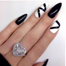 Black And White Striped Stiletto Nails I Don T Usually Like This Nail Shape But These Are Pretty Awesome White Stiletto Nails Nail Designs Stiletto Nails