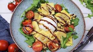 Tomatenravioli Mit Buffelmozzarella Rucola Und Pinienkernen Rezept Ravioli Gerichte Mit Tomaten Lebensmittel Essen