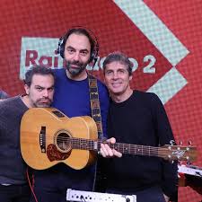 Luca barbarossa continua la presentazione del suo ultimo lavoro di inediti roma è de tutti. Torna In Tv Radio2 Social Club Con Luca Barbarossa Andrea Perroni E Neri Marcore Inside Music