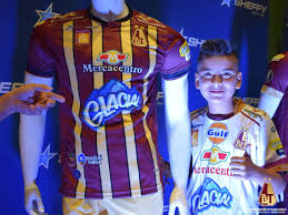 Los dirigentes fundan el deportes tolima el 18 de diciembre de 1954, y el 20 de diciembre la gobernación aporta un auxilio de $10.000 para. Hinchas Dichosos Con Las Nuevas Camisetas Del Deportes Tolima Don Tamalio
