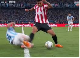 🚨 DURA LESIÓN DE ARZAMENDIA EN ESTUDIANTES Y SE PERDERÍA EL MUNDIAL 🚑 El  lateral izquierdo del Pincha, no terminó el partido frente a Racing: salió  lesionado tras un cruce con Juan
