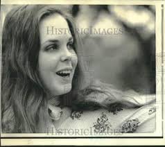 1974 Press Photo Eve Pearson smiles leaving women's prison in  Milledgeville, GA