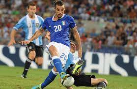 De aanvaller komt over van. Amor A La Guita Daniel Osvaldo En Una Baldosa