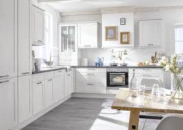 Une desserte de cuisine noire sera parfaite pour une décoration design et une desserte de cuisine en bois pour une pièce rustique. Cuisine Bois Blanc Style Campagne Chic Ozeo Cuisines