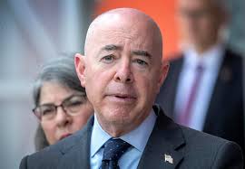 Mayorkas defiende el programa migratorio humanitario de Biden en Miami