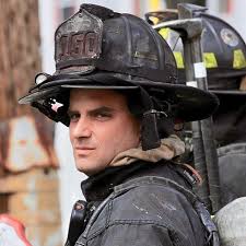Firstonscenephotos Fdny Fire Officer From Ladder Company 150 Standing By At An All Hands Assignment On Hi Fire Officer Firefighter Pictures Fire Service