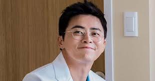 Lee ik joon (jo jung suk) is an assistant professor of general surgery at yulje medical center in seoul.he is married, though estranged from his wife (she lives abroad for years, ostensibly for work), and he raises their one little son, named lee woo joo (cutie pie kim joon). Hospital Playlist Episode 3 Release Date Watch Online Spoilers