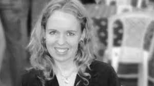 Pàrantan Linda Norgrove a' faighinn OBE