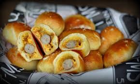 Nurnberger Brezel Bombs Sind Kleine Und Handliche Fingerfood Brezel Brotchen Gefullt Mit Nurnberger Rostbratwurstchen Cheddar Fingerfood Rezepte Brezel Rezept
