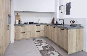 een stoere combinatie van verschillende duurzame materialen geven deze keuken een warm uiterlijk de praktische u indeling g moderne keukens keuken keuken idee